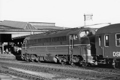 DSB MY class photographed at the railwaystation in Fredericia 5. May 1978.  The MY class was built by Nydquist & Holm AB (NOHAB) in Sweden licensed by General Motors. Danish subsuppliers (Frichs and Thrige) took part in the production. A1A-A1A. Dieselelectric. MY 1101 - 1105 was supplied with a General Motor 16-cyl. diesel engine performing 1.700 hp. The diesel engine in MY 1106 - 1144 was performing 1.950 hp - MY 1145 - 1159 1700 hp. Max speed 133 km/h - 83 mph. Length 18 900 mm. Weight 101,6 metric tonnes.
